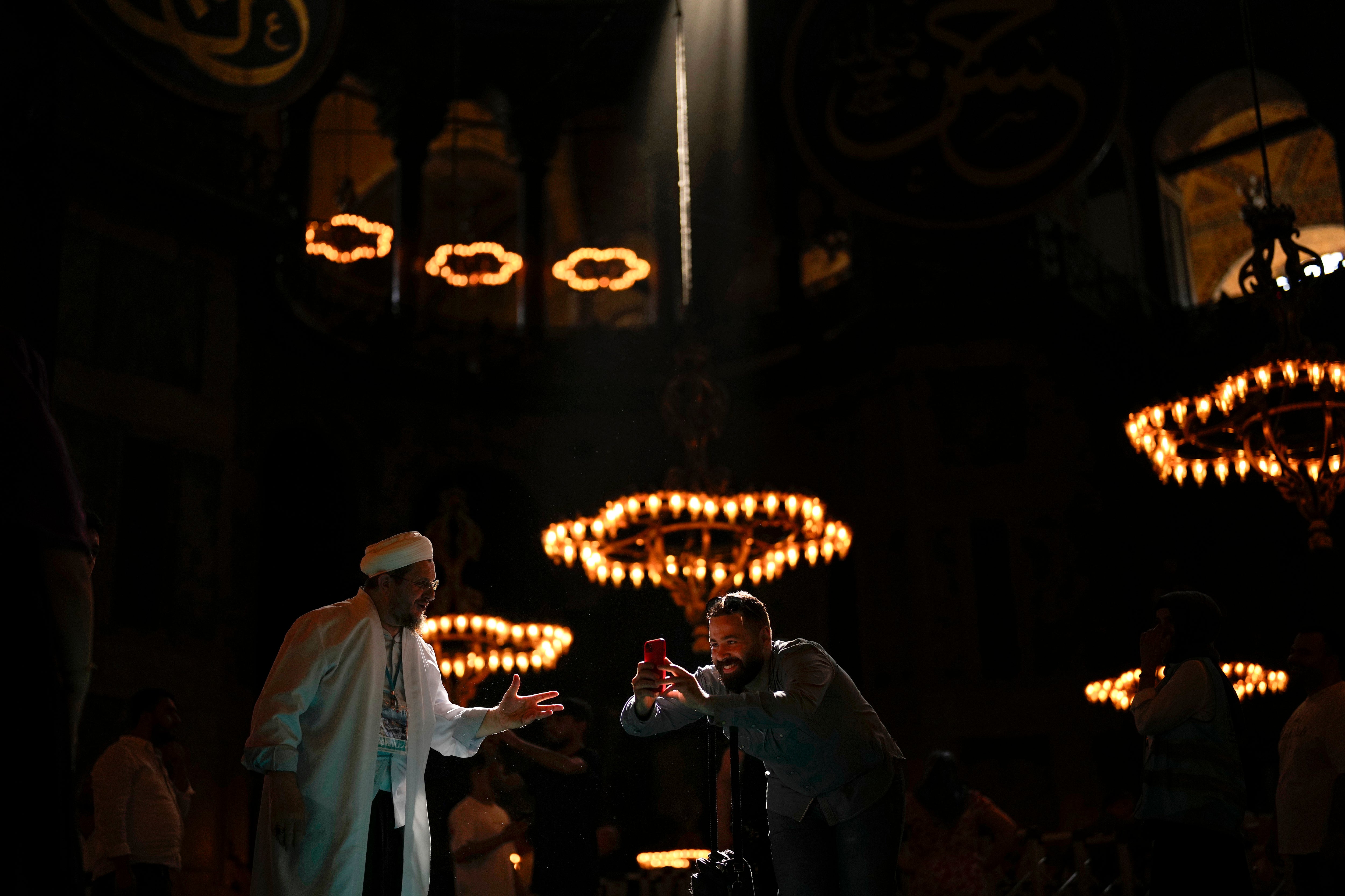 IGLESIAS-TURISMO VS. CULTO