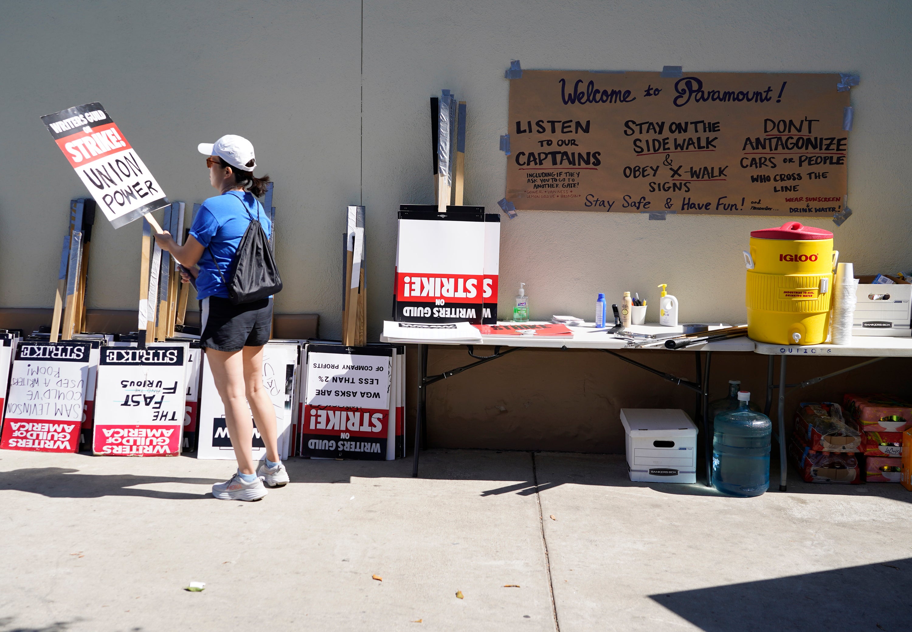 AP EXPLICA-HOLLYWOOD-HUELGAS-REGALÍAS