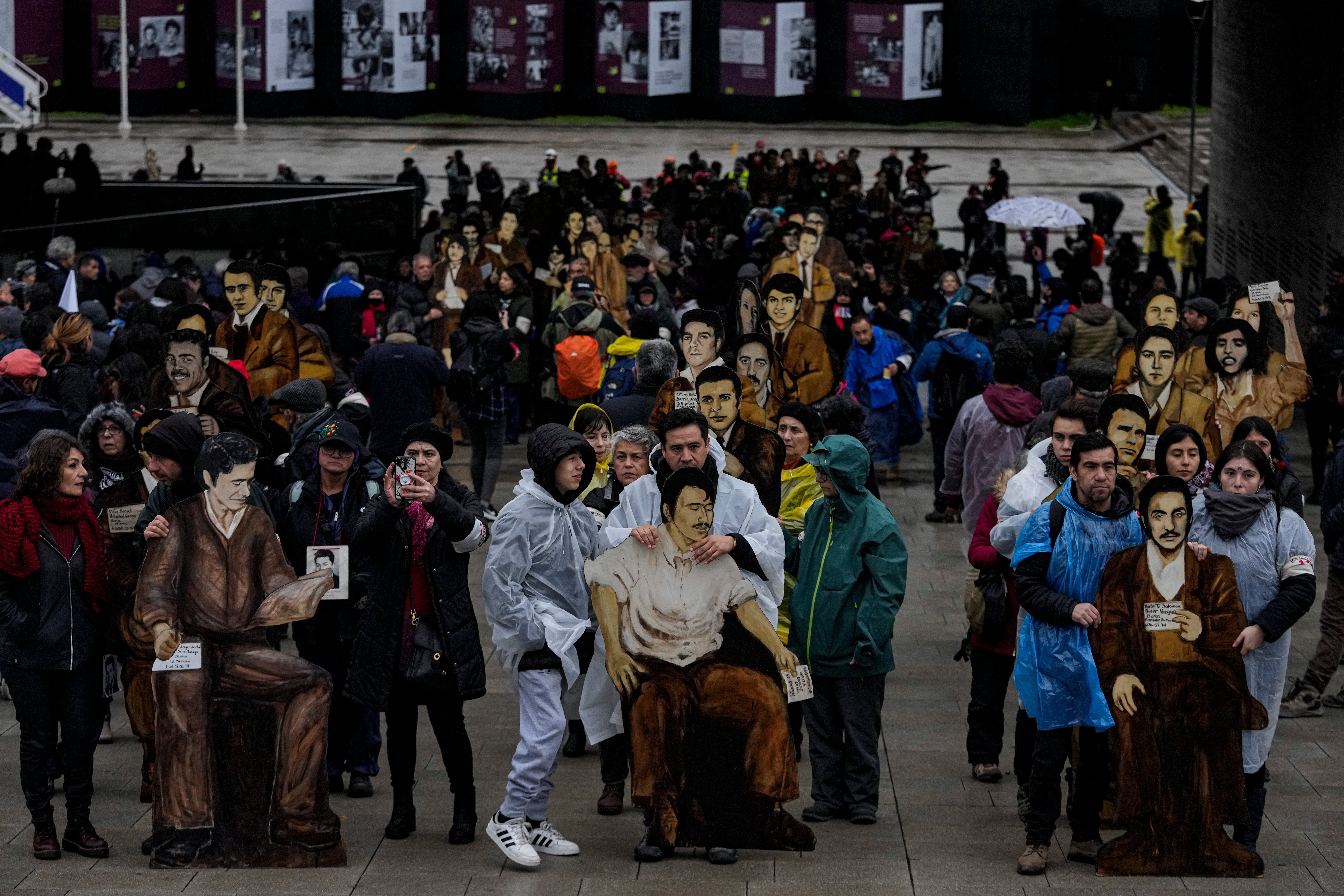 Siluetas de 119 desaparecidos de la dictadura chilena recorren Santiago