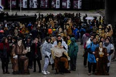 Siluetas de 119 desaparecidos de la dictadura chilena recorren Santiago