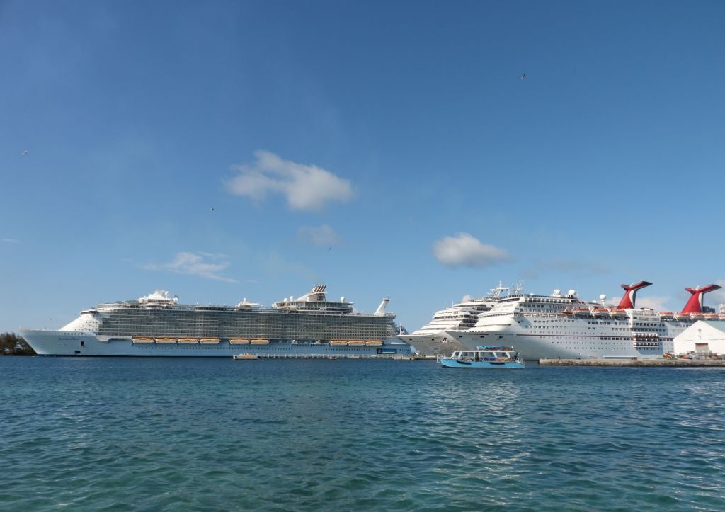 El crucero Carnival Elation aparece (derecha) en una foto de archivo