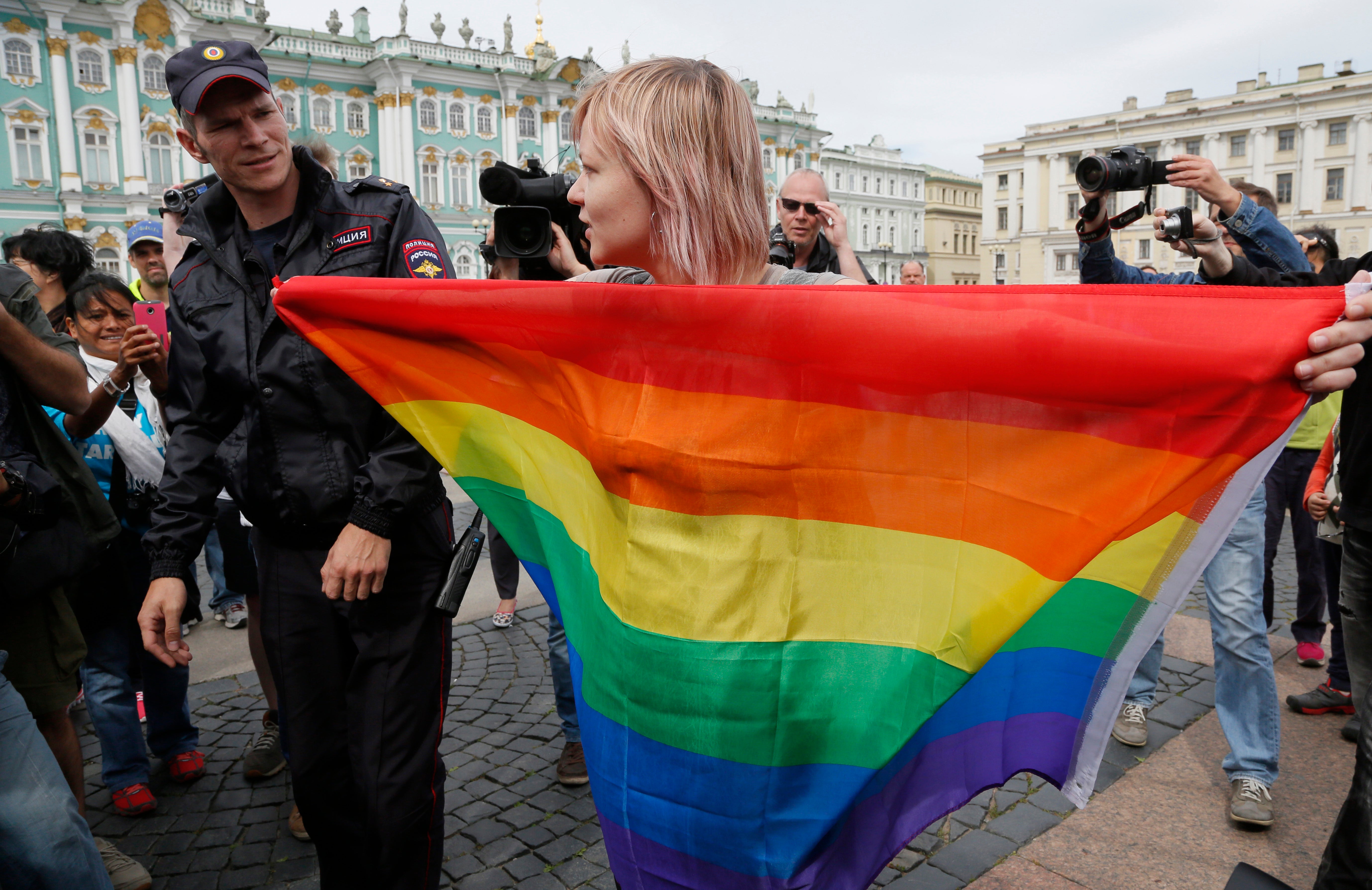 Un oficial de policía habla con una activista gay en la plaza Dvortsovaya en San Petersburgo, Rusia (Foto de archivo)