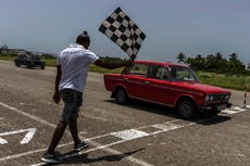 Pilotos y aficionados cubanos luchan por sacar a las carreras de carros de la clandestinidad