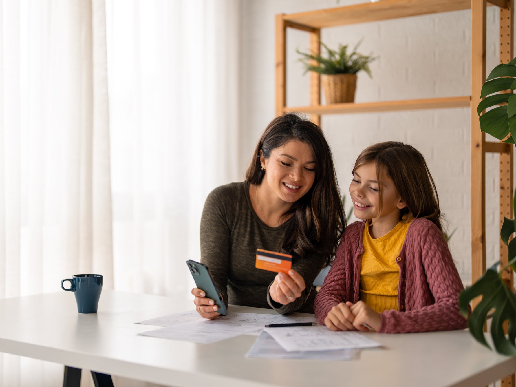 Los padres creen que los adolescentes deberían empezar antes a manejar su dinero