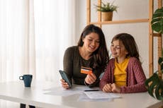 Por qué los padres insisten en enseñar a sus hijos sobre el dinero