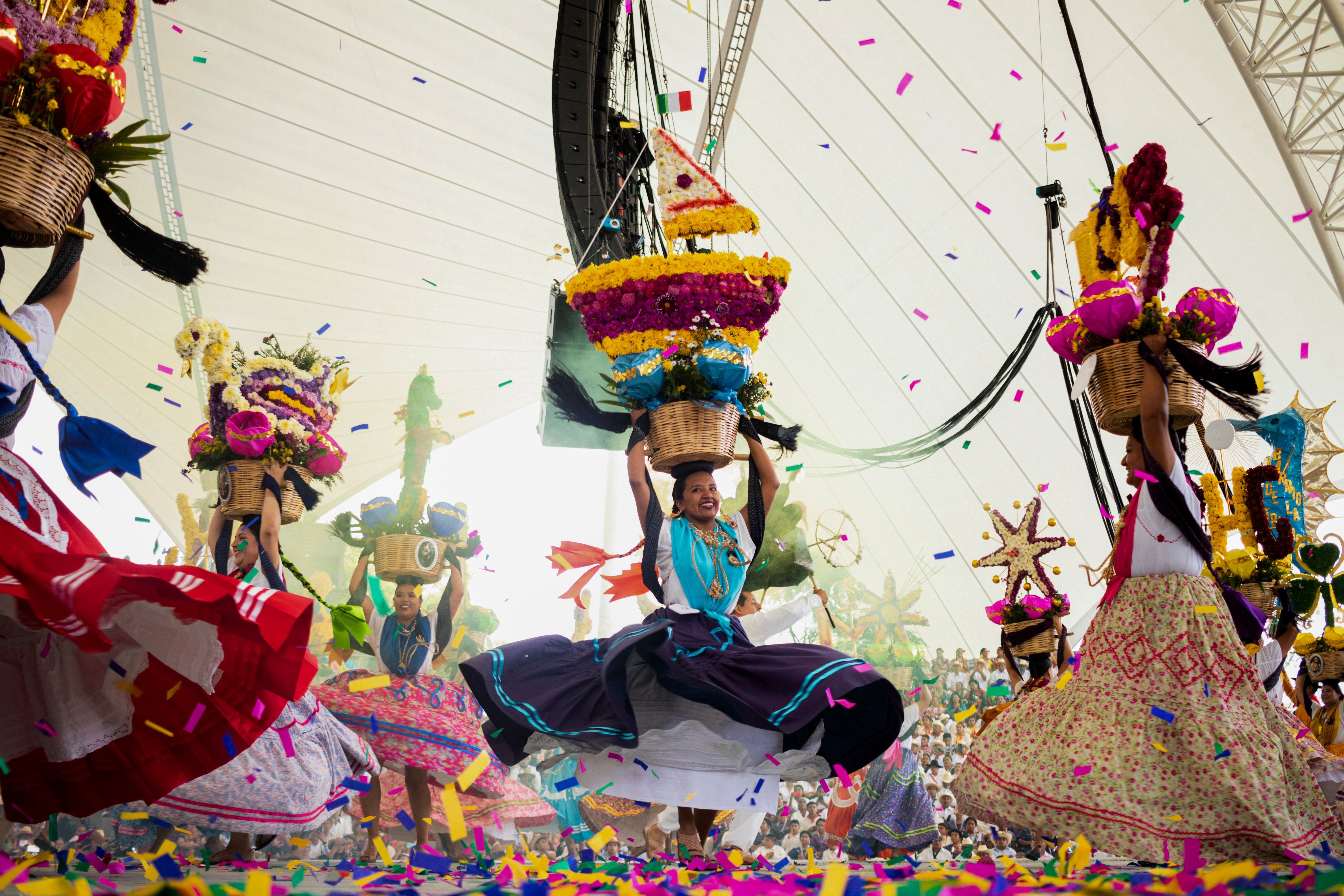 Pueblos originarios de México comparten la herencia de sus ancestros durante la Guelaguetza