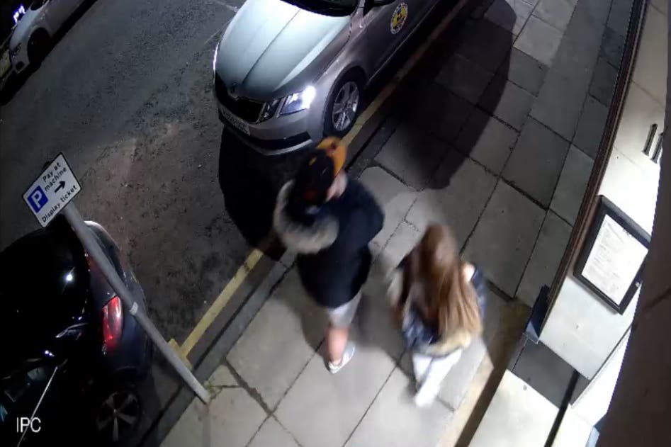 Imagen de CCTV de Connor Gibson y su hermana Amber paseando por Hamilton el 26 de noviembre de 2021
