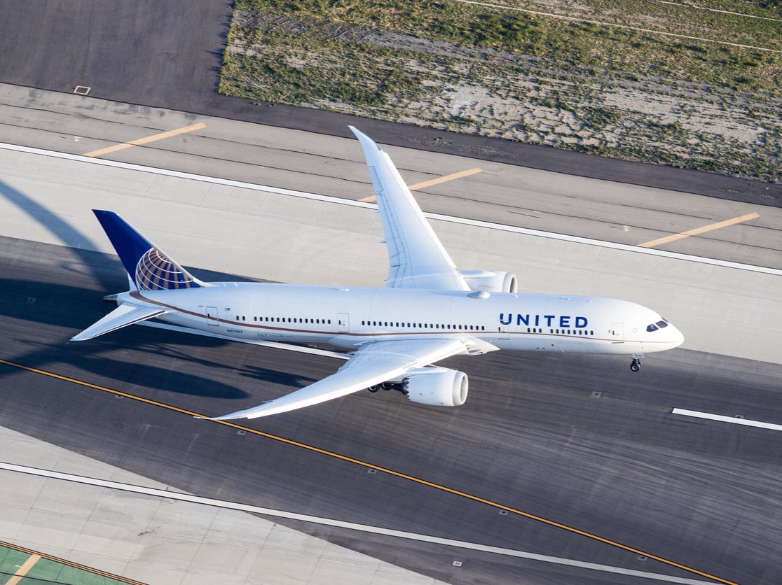 Demandan a Delta por servirle 10 tragos de vodka a un pasajero mientras agredía sexualmente a una madre e hija