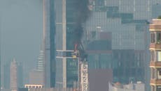 Grúa de construcción se incendia y su brazo choca contra edificio en Manhattan