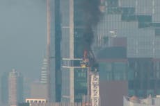Grúa de construcción se incendia y su brazo choca contra edificio en Manhattan