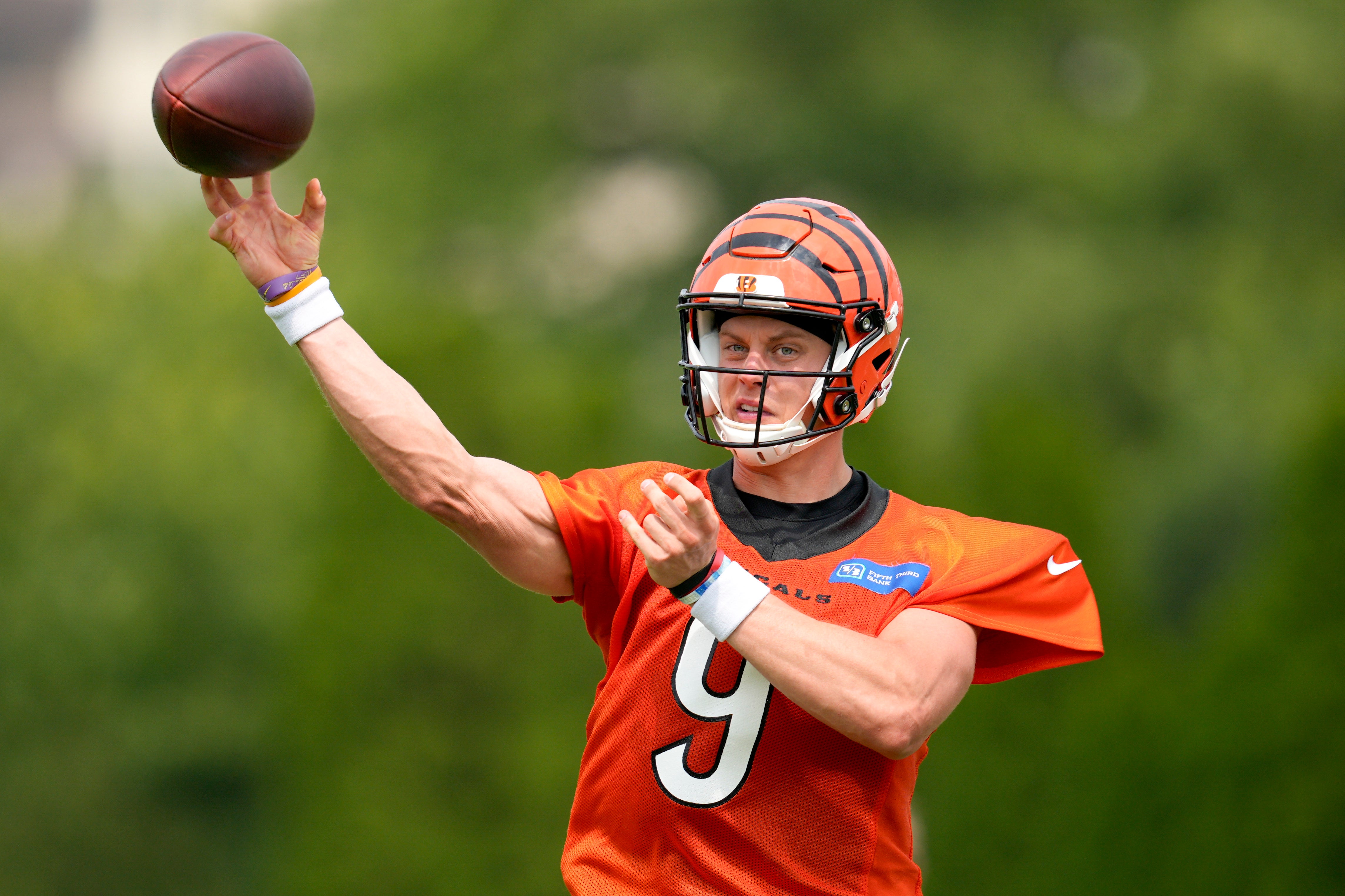 Burrow Abandona Práctica De Bengals Tras Lesión De Pantorrilla