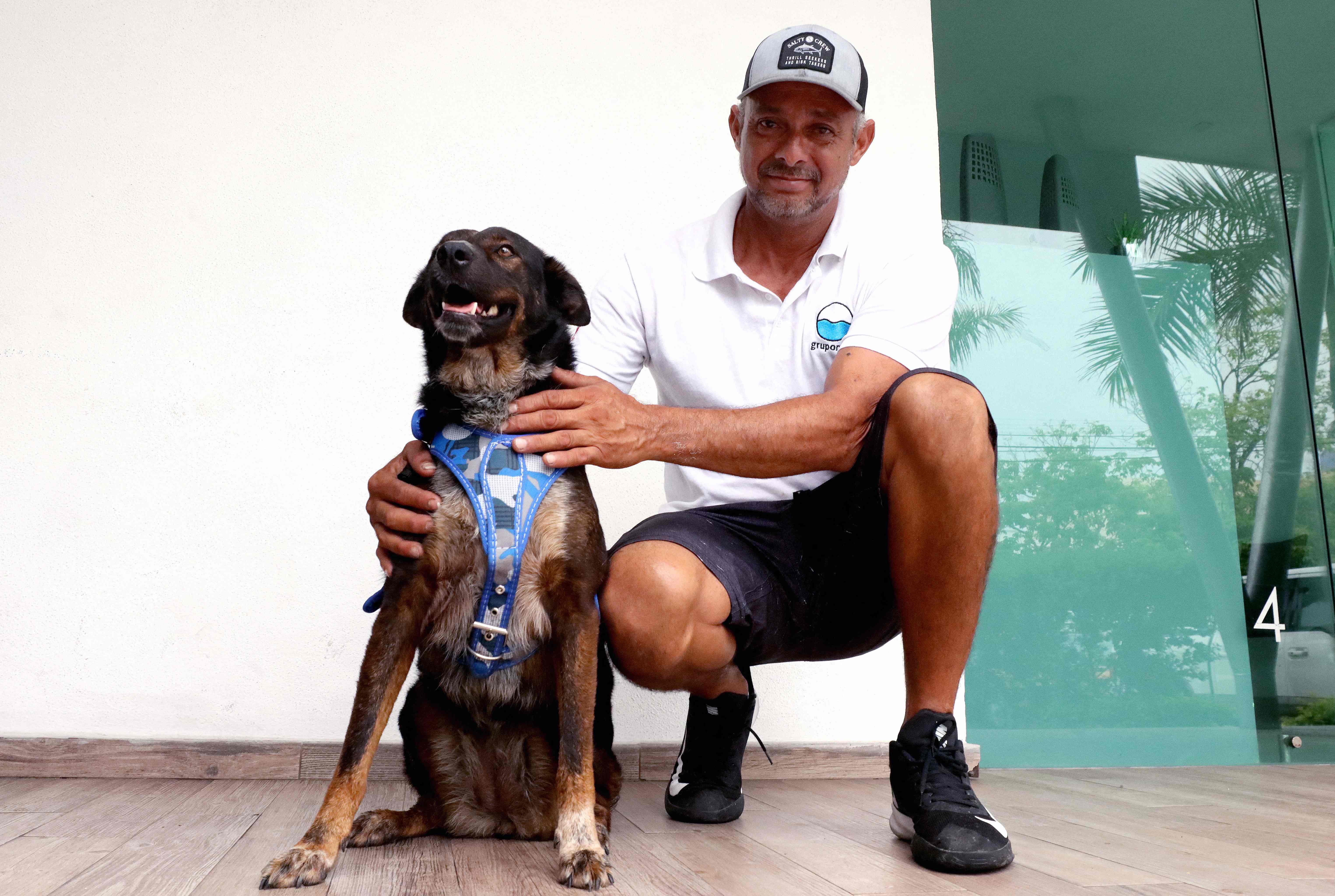 El pescador Genaro Rosales, de 48 años, miembro de la tripulación de rescate, adoptará a Bella