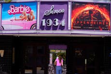 “Barbie” y “Oppenheimer” se mantienen fuertes en los cines a una semana de su estreno