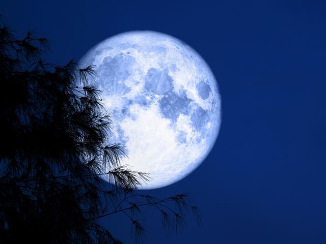 <p>Luna azul es el nombre que se le da a la segunda luna llena que aparece en un solo mes calendario, aunque ocasionalmente aparece azul.</p>