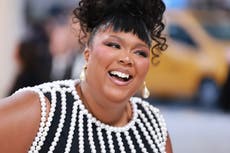 Lizzo obligó a sus bailarinas a ‘tocar a artistas desnudas’ y las humilló por subir de peso, según demanda