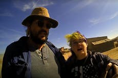 Jueza no desestimará cargos contra armera de película de Alec Baldwin