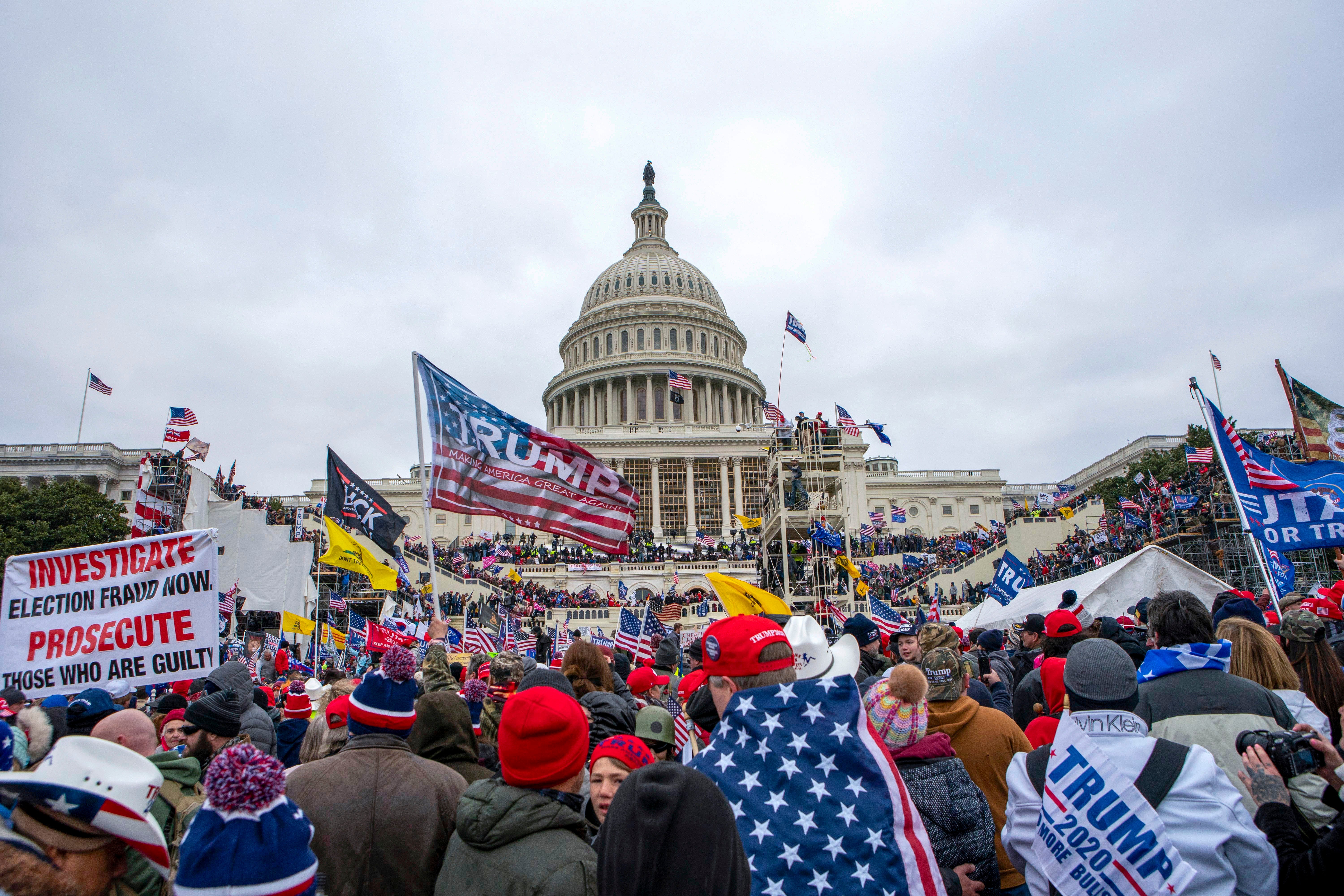 Manifestantes leales a Donald Trump se juntan en el Capitolio de EEUU en Washington, DC, el 6 de enero de 2021