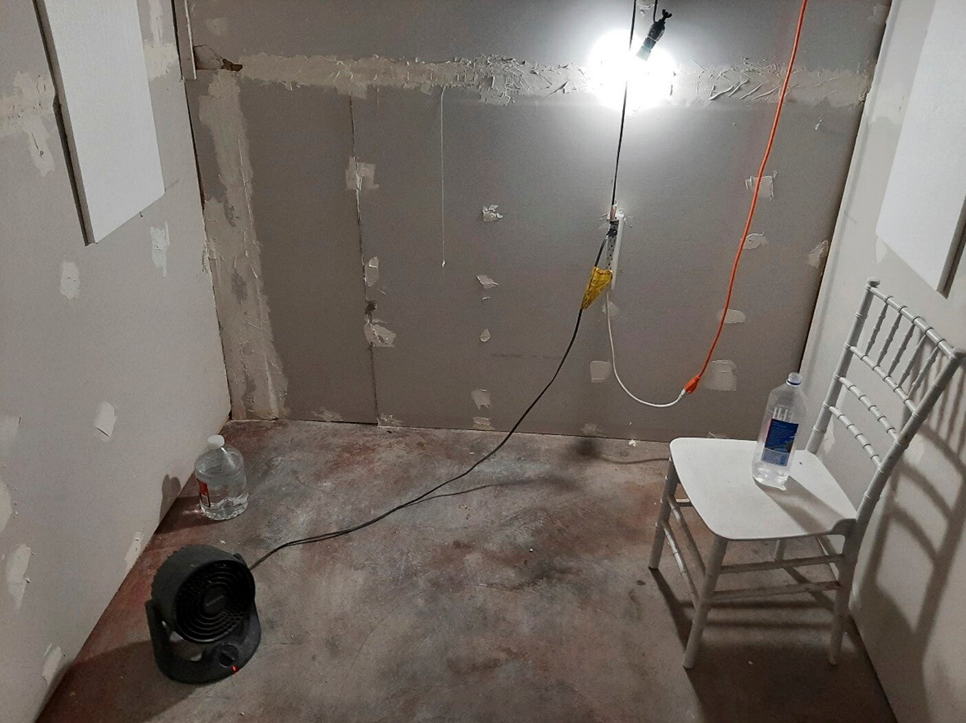 La celda de bloques de hormigón construida en el garaje de la modesta casa de alquiler de una planta de Zuberi estaba construida a prueba de sonido, según la policía