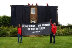 Greenpeace cubre la casa de Sunak con tela negra en protesta por su política energética