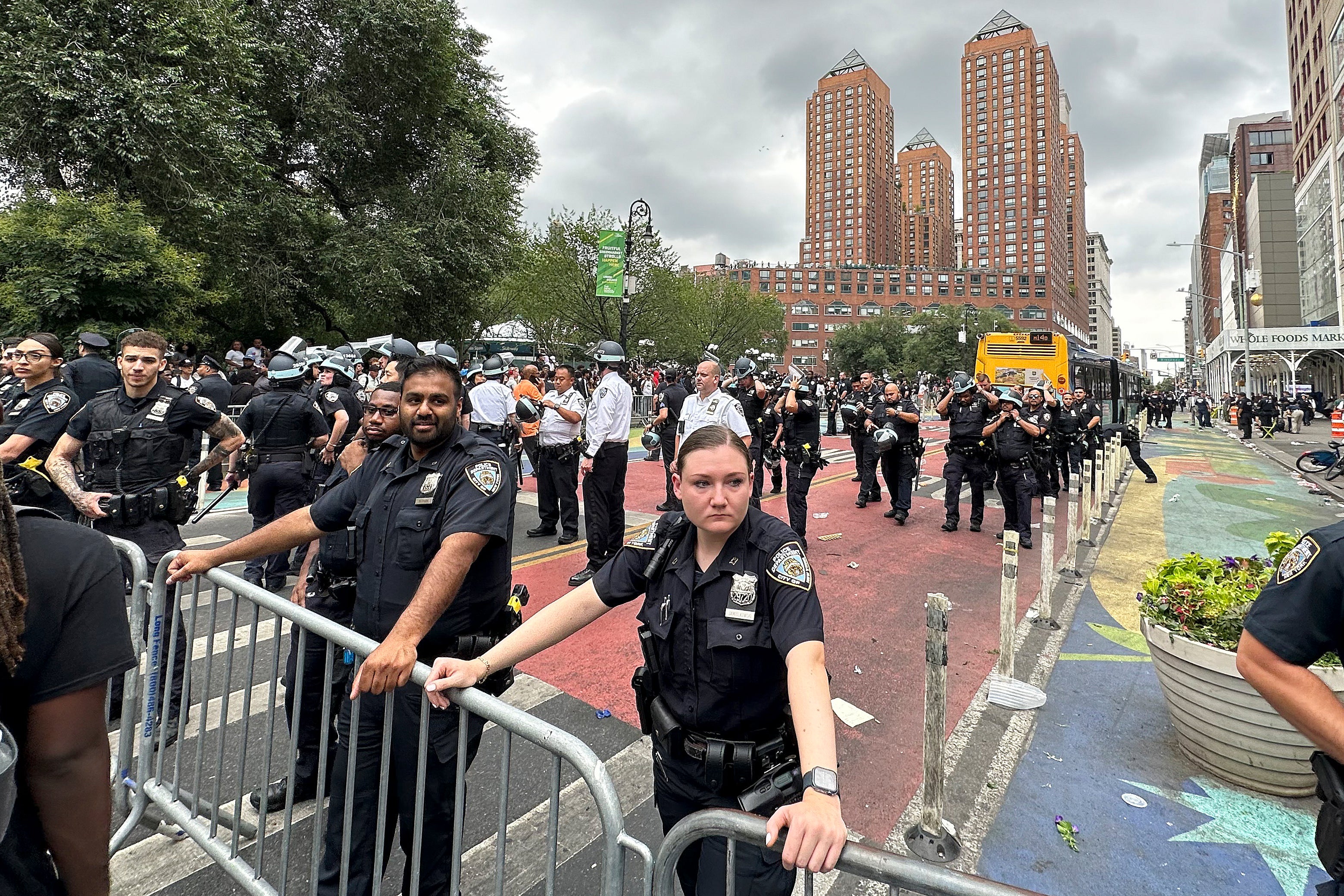La policía de Nueva York levantó barricadas en Union Square mientras luchaba por contener a la multitud