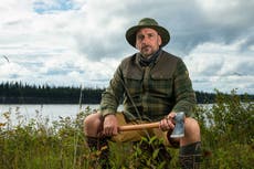 Expulsan al primer concursante del reality de supervivencia británico ‘Alone’ tras herirse con un hacha