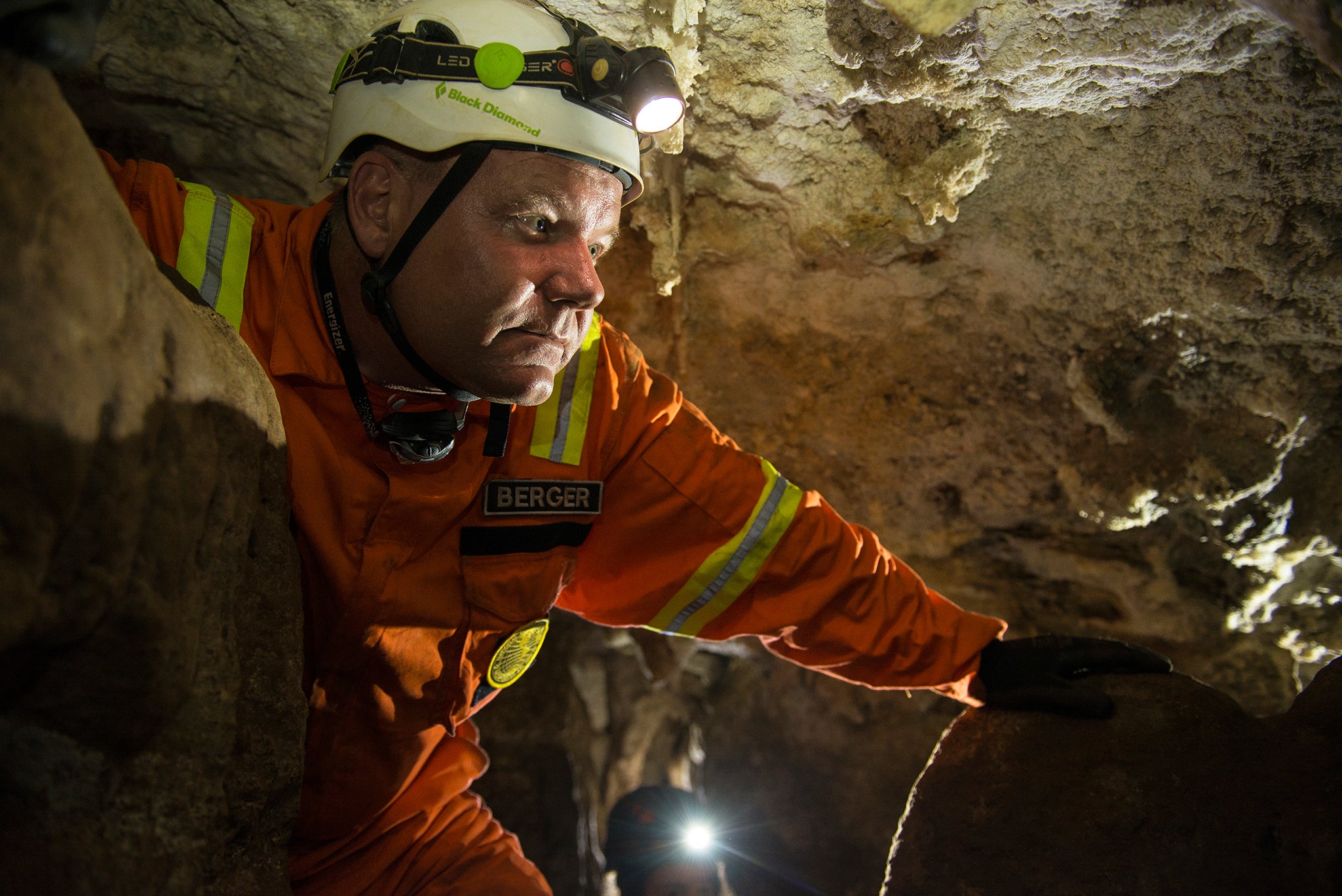 El explorador residente de National Geographic Lee Berger y jefe de la expedición de excavación, en el interior de la cueva Rising Star de Sudáfrica, donde se descubrieron elementos fósiles pertenecientes a H. naledi , una nueva especie de pariente humano