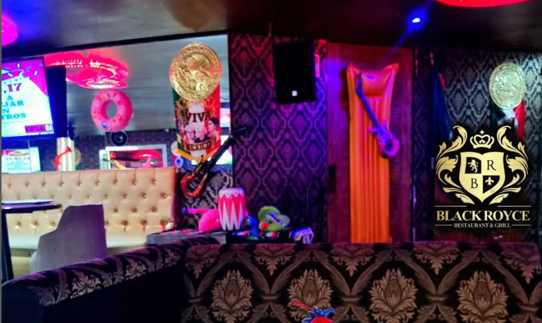 Interior del restaurante-bar “Black Royce” ubicado en Naucalpan, Estado de México