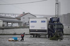 Quédense en casa, dicen las autoridades ante unas lluvias que ya suman 2 muertos en norte de Europa