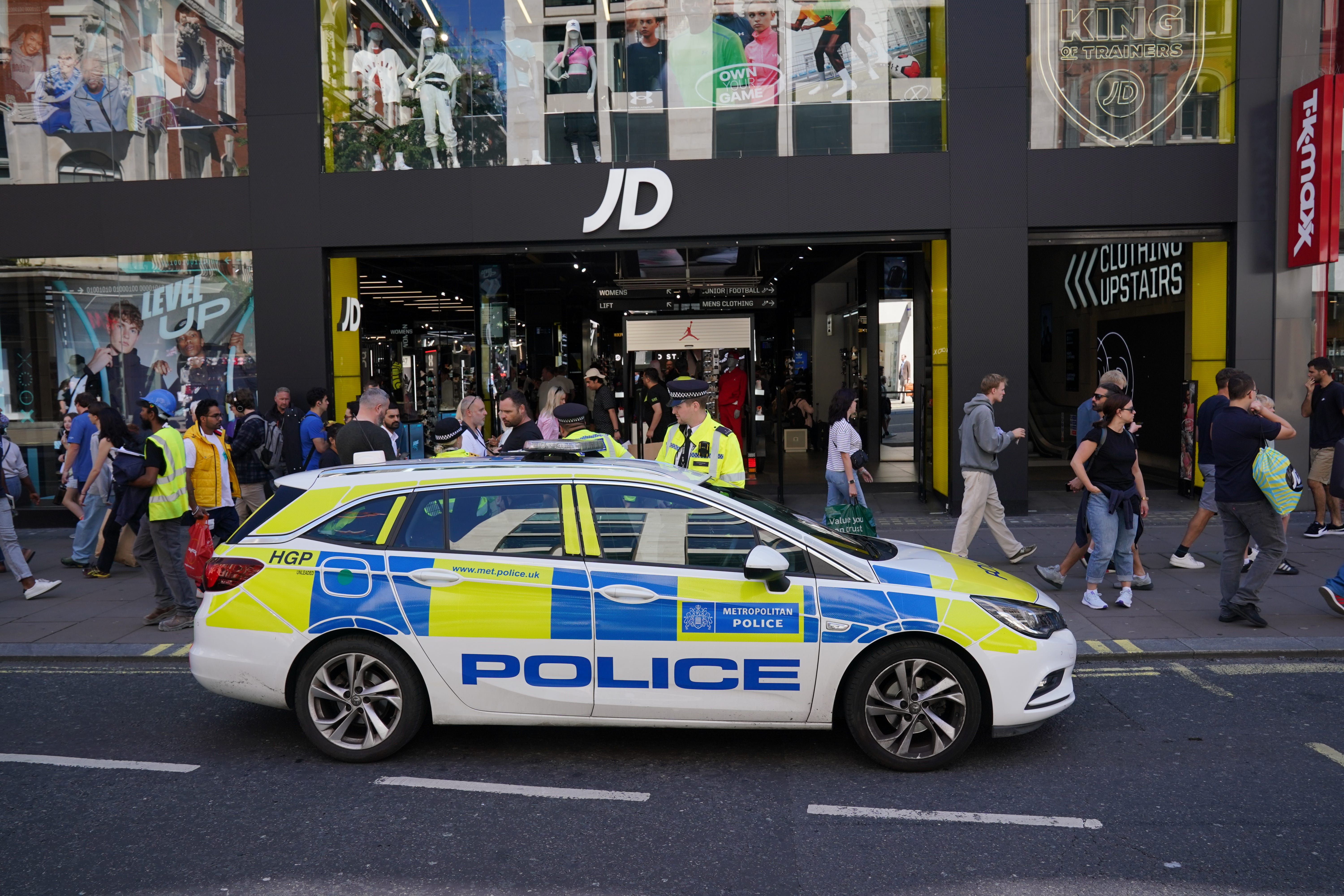 En Oxford Street se vio a la policía tirando al suelo a varios jóvenes
