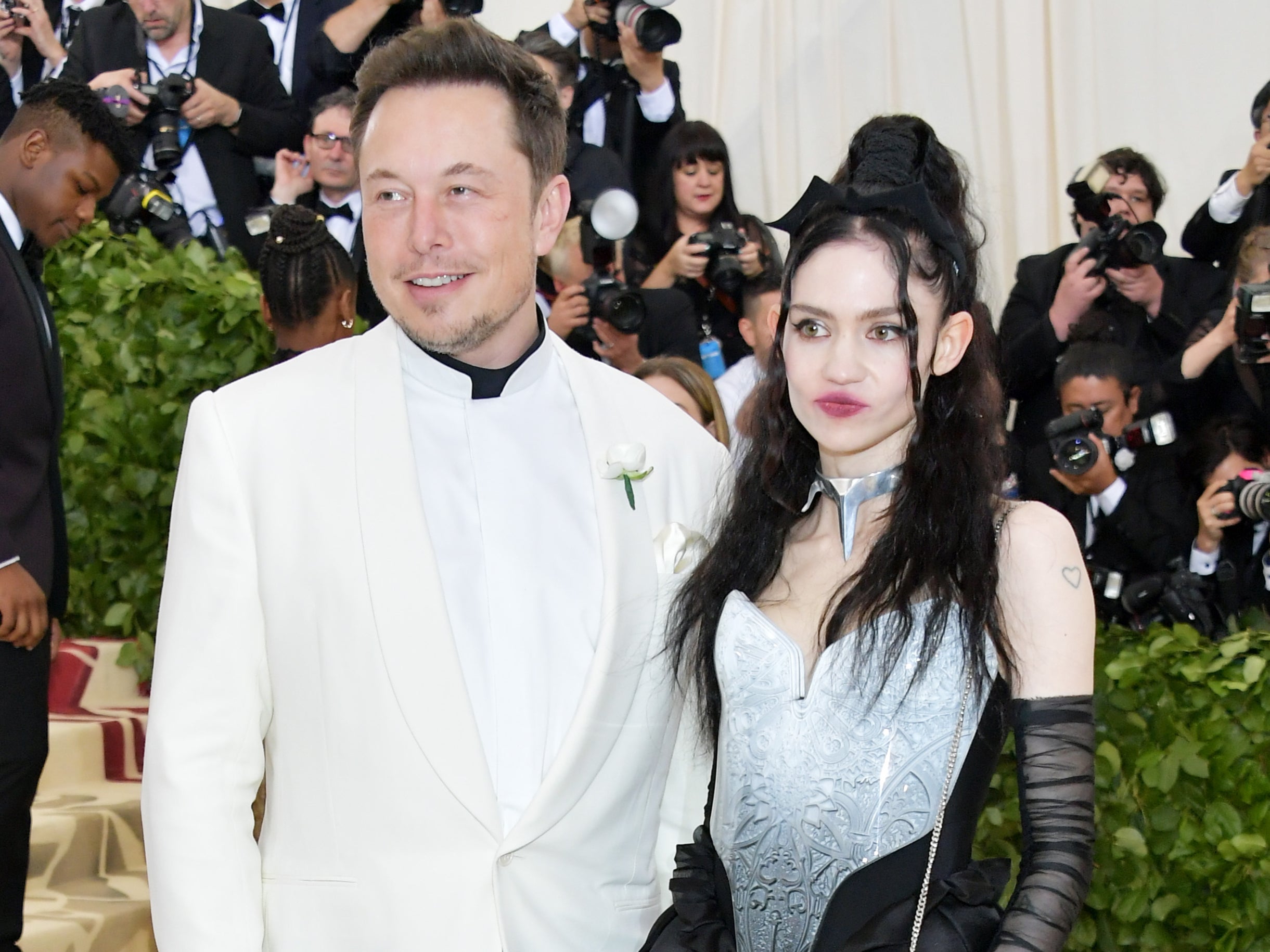 Elon Musk y Grimes en la Met Gala en 2018. La pareja tiene tres hijos en común