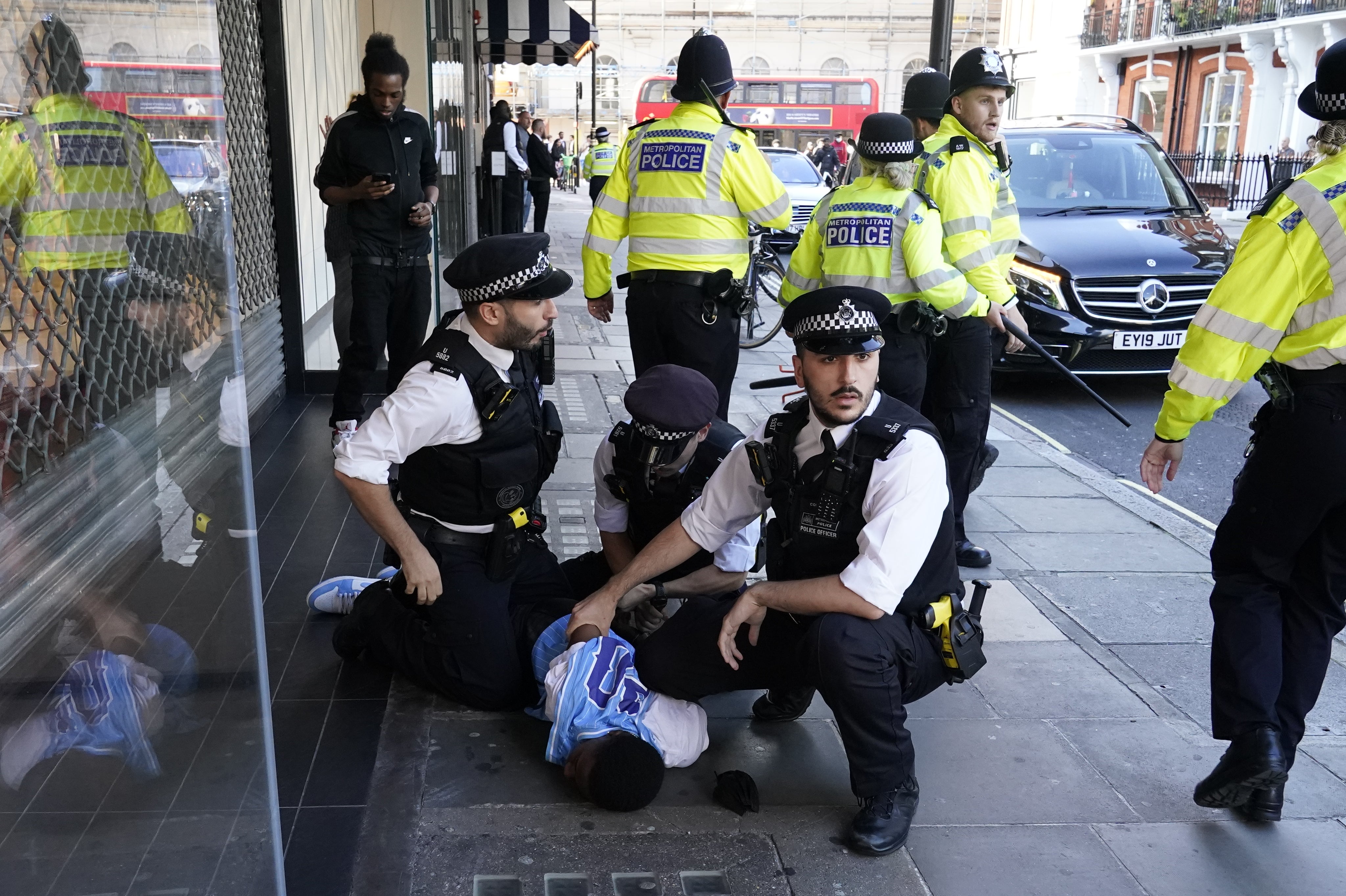 La policía detuvo a nueve personas después de que cientos de jóvenes invadieran Oxford Street