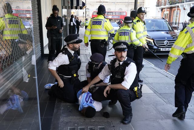 Los agentes de policía realizaron nueve arrestos después de que cientos de jóvenes descendieran en Oxford Street