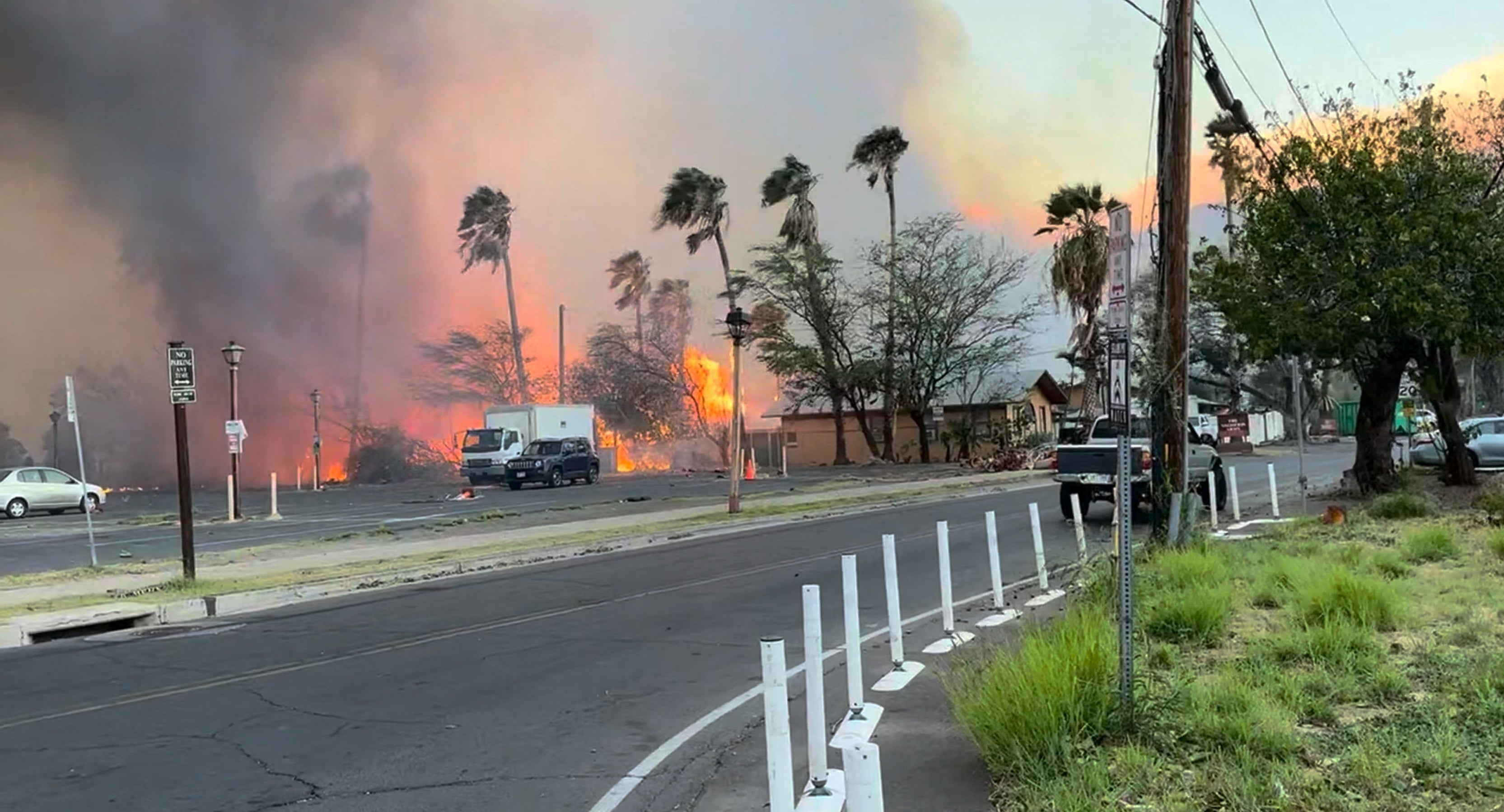 El humo y las llamas se elevan en Lahaina, condado de Maui