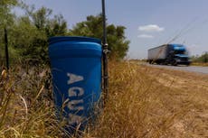 Desaparecen estaciones de agua para migrantes en el sur de Texas