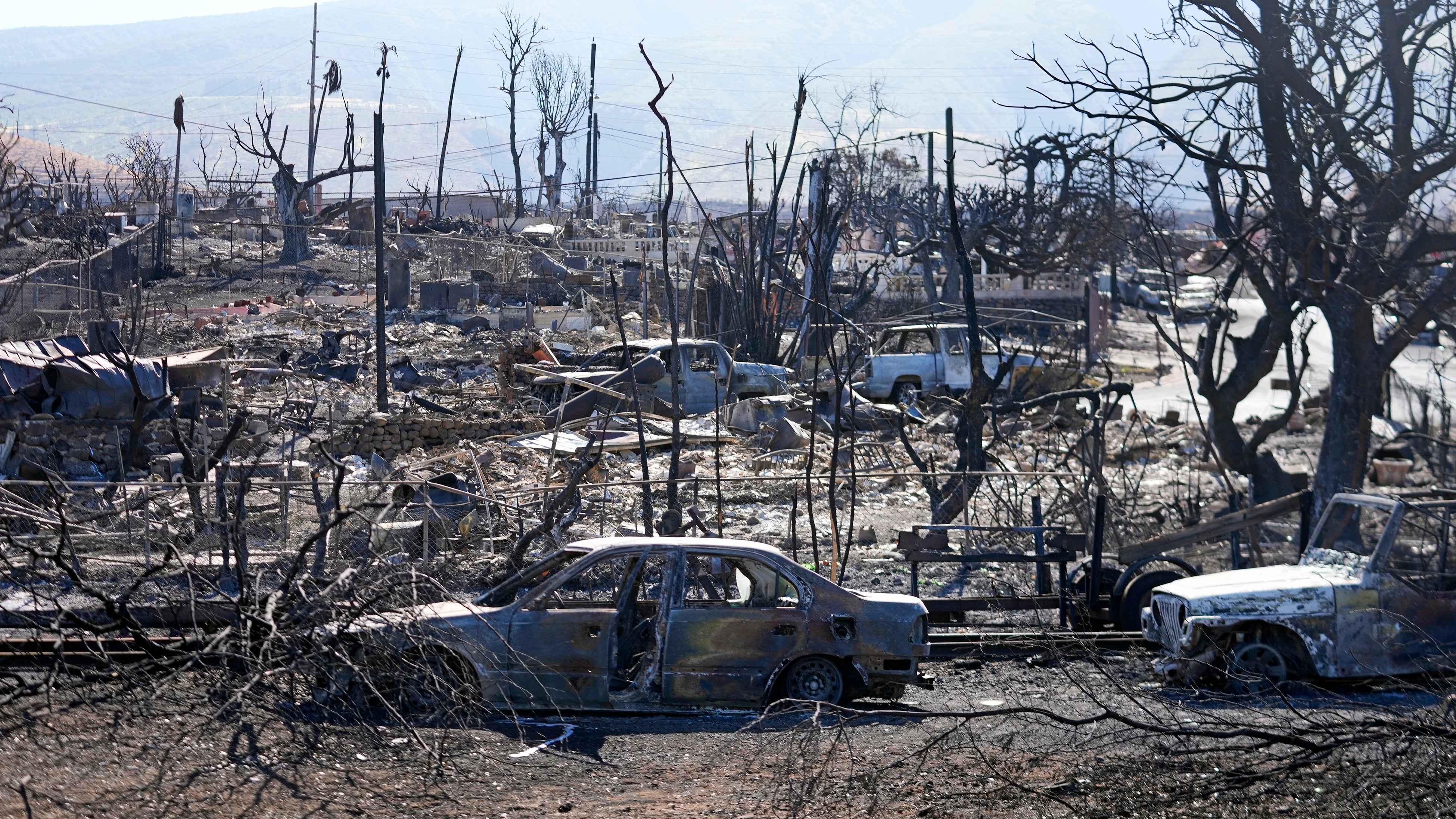 Escenas de devastación en Maui tras los incendios forestales que arrasaron la histórica ciudad de Lahaina