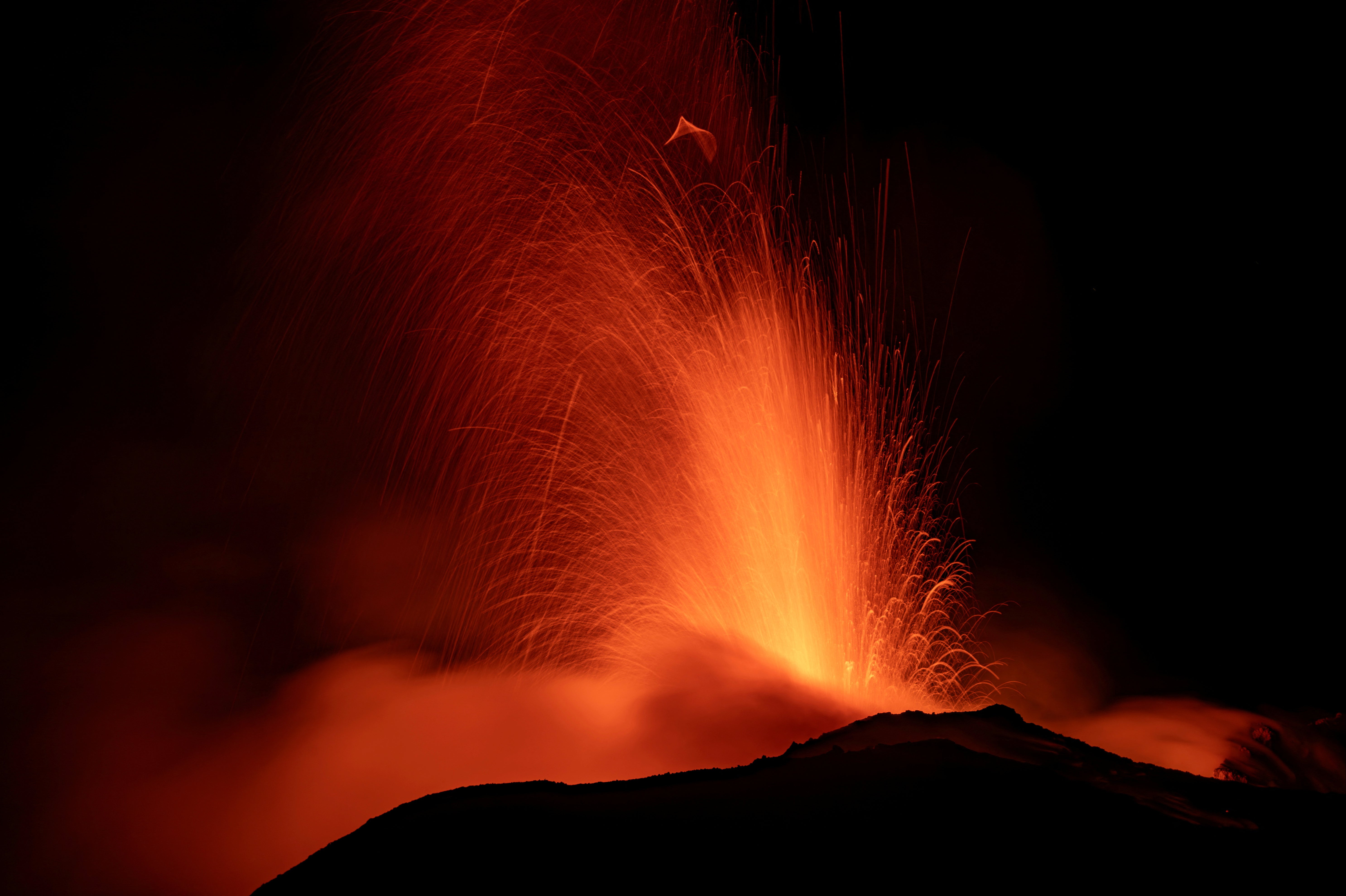Erupción del volcán Etna obliga a cerrar el aeropuerto principal de Sicilia