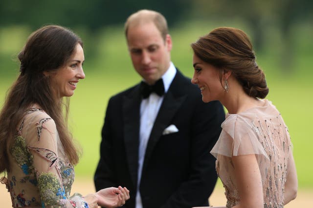 El príncipe William y Kate Middleton son recibidos por Rose Cholmondeley, la marquesa de Cholmondeley, mientras asisten a una cena de gala en apoyo de East Anglia’s Children’s Hospices’ apelación de rincón en Houghton Hall el 22 de junio de 2016