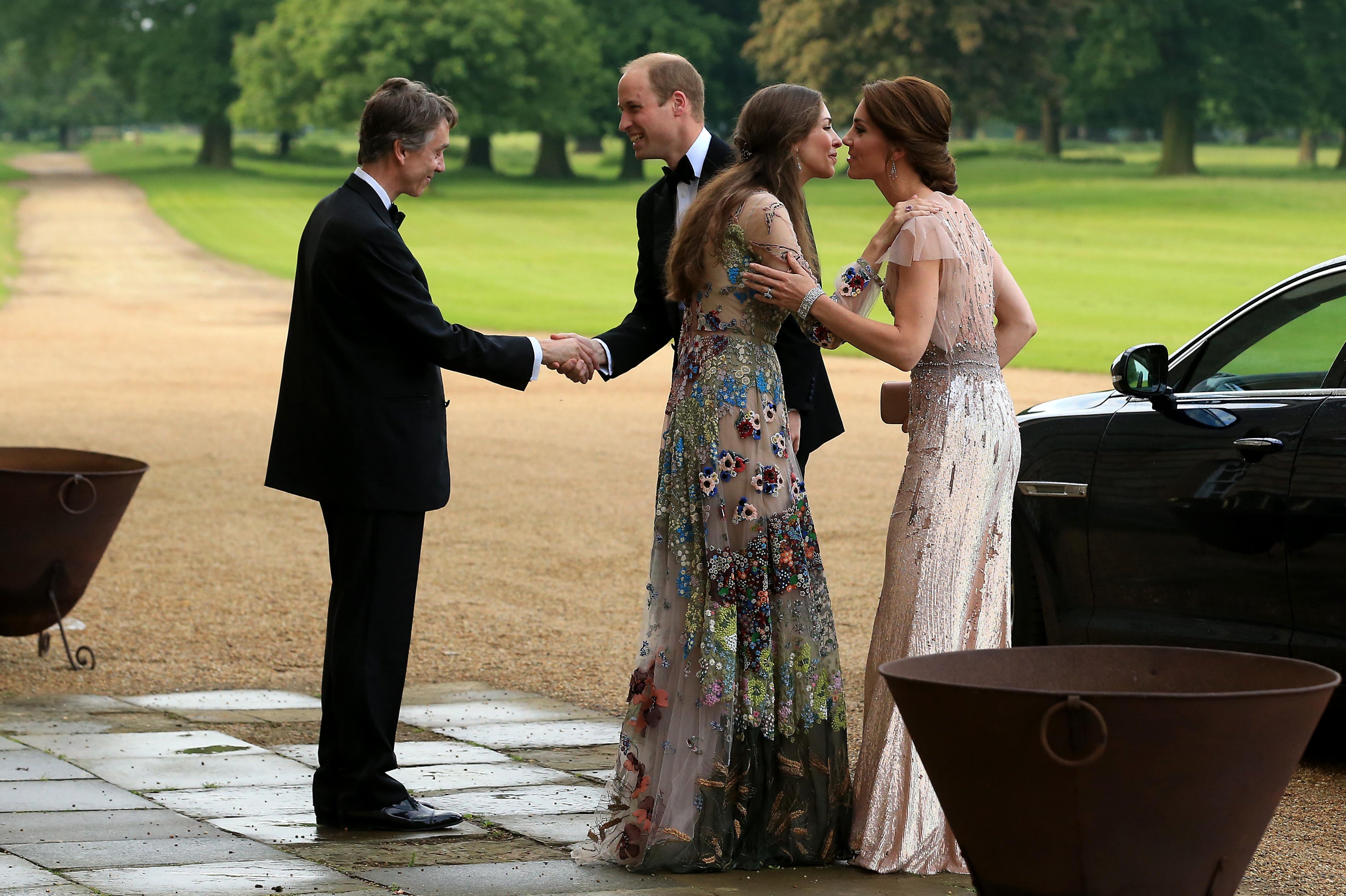 El príncipe William y Kate Middleton saludan a David Cholmondeley, marqués de Cholmondeley, y Rose Cholmondeley, marquesa de Cholmondeley, mientras asisten a una cena de gala en apoyo de East Anglia’s Children’s Hospices, en Houghton Hall, el 22 de junio de 2016