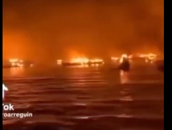 En Internet han circulado imágenes de barcos en llamas, supuestamente procedentes de los incendios forestales de Hawái de esta semana