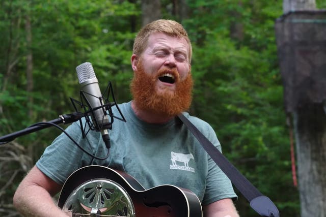 No es país para hombres ricos: Oliver Anthony interpretando su canción ‘Rich Men North of Richmond’