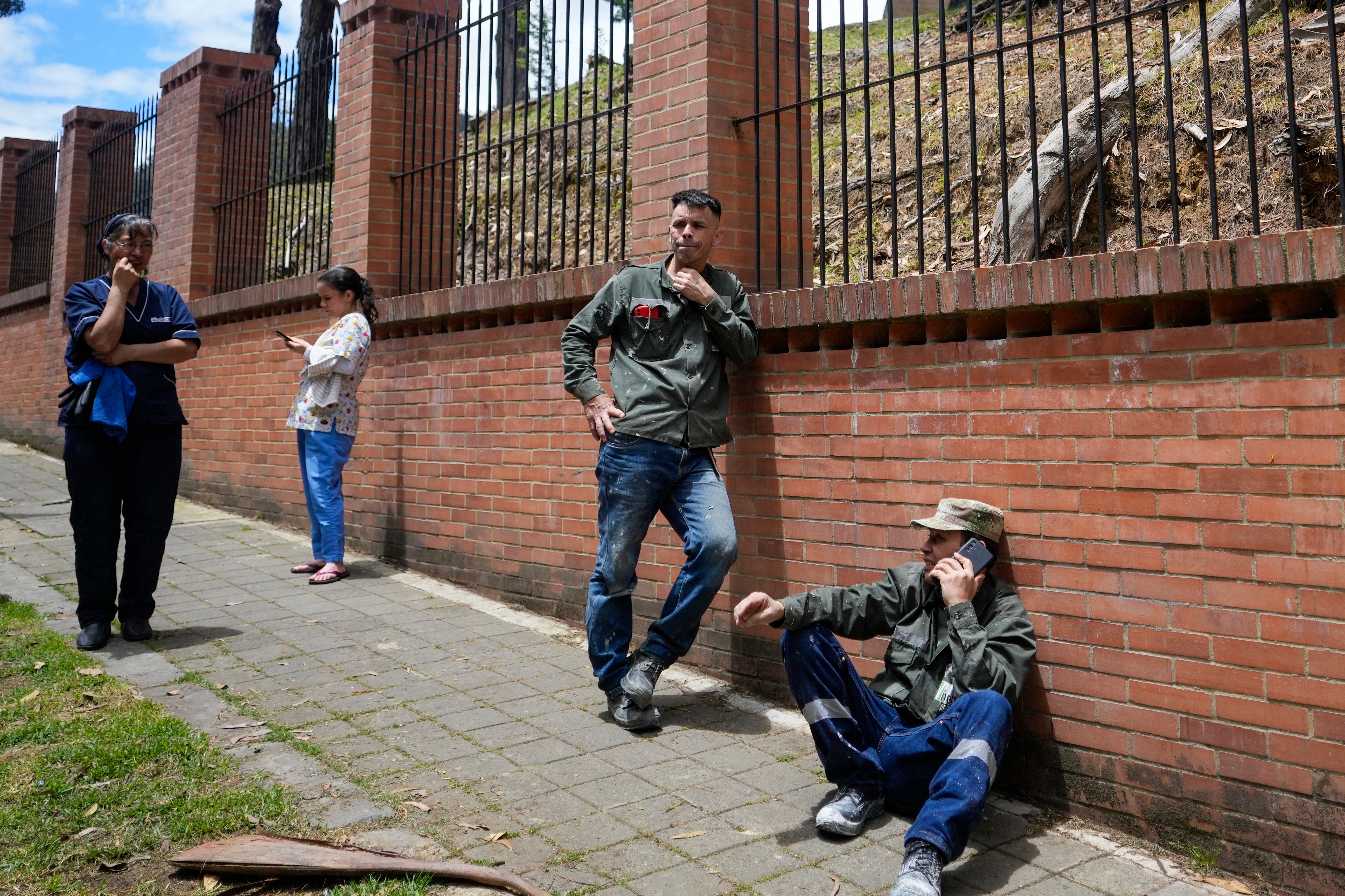 Fuerte sismo y réplica sacuden Colombia sin provocar daños