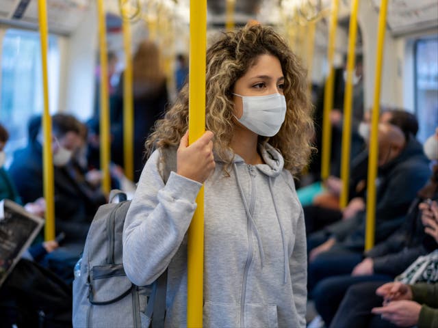 <p>Imagen de archivo de una mujer con mascarilla en el transporte público.</p>