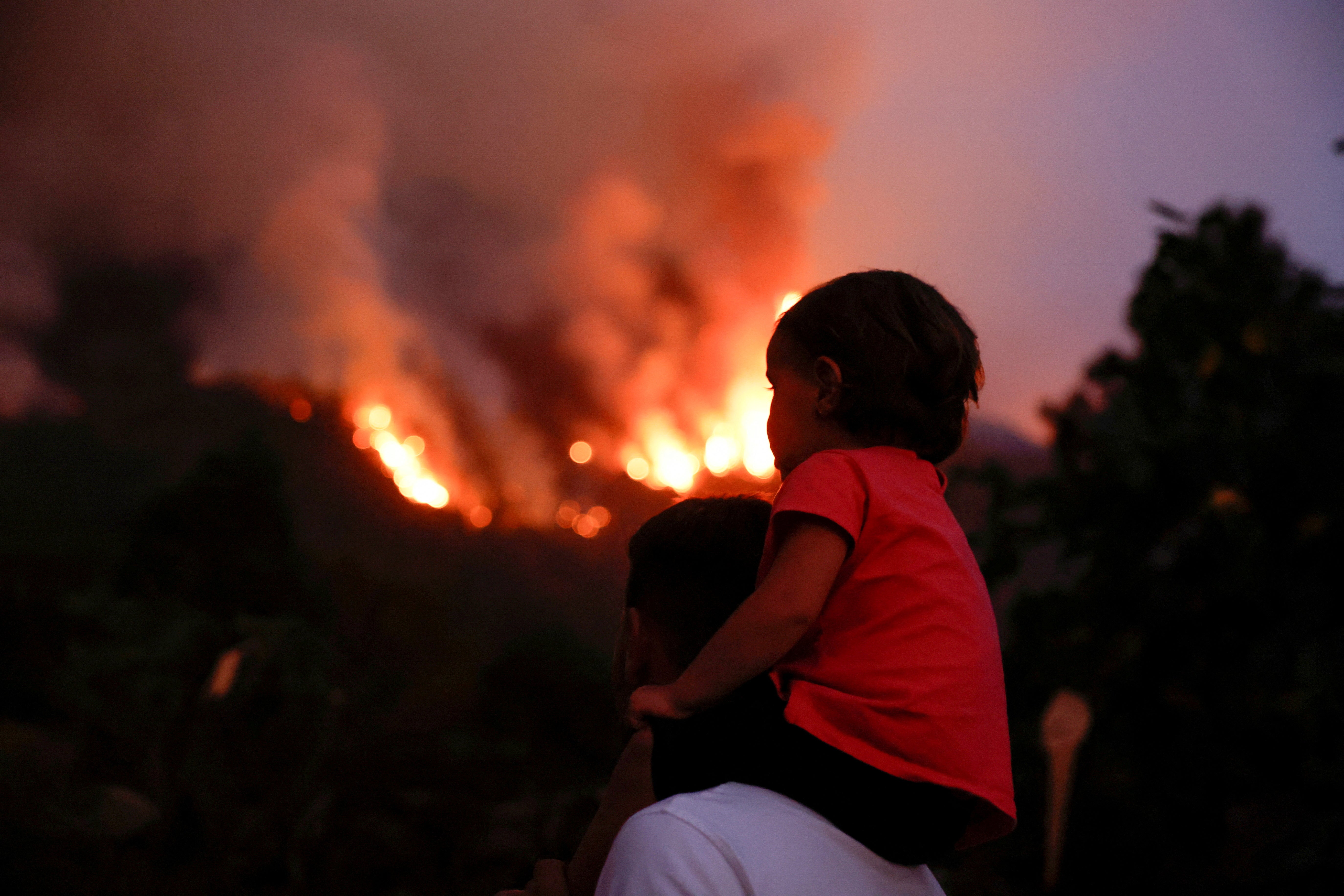 Los vecinos de la localidad de Aguamansa observan cómo el incendio forestal arrasa sin control la isla de Tenerife