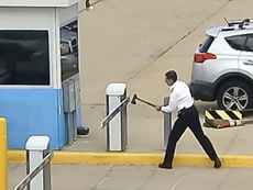 Piloto al “borde del colapso” ataca con un hacha la barrera del estacionamiento del aeropuerto de Denver