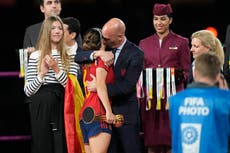 Indignación por beso no consentido del presidente de federación española a Jenni Hermoso