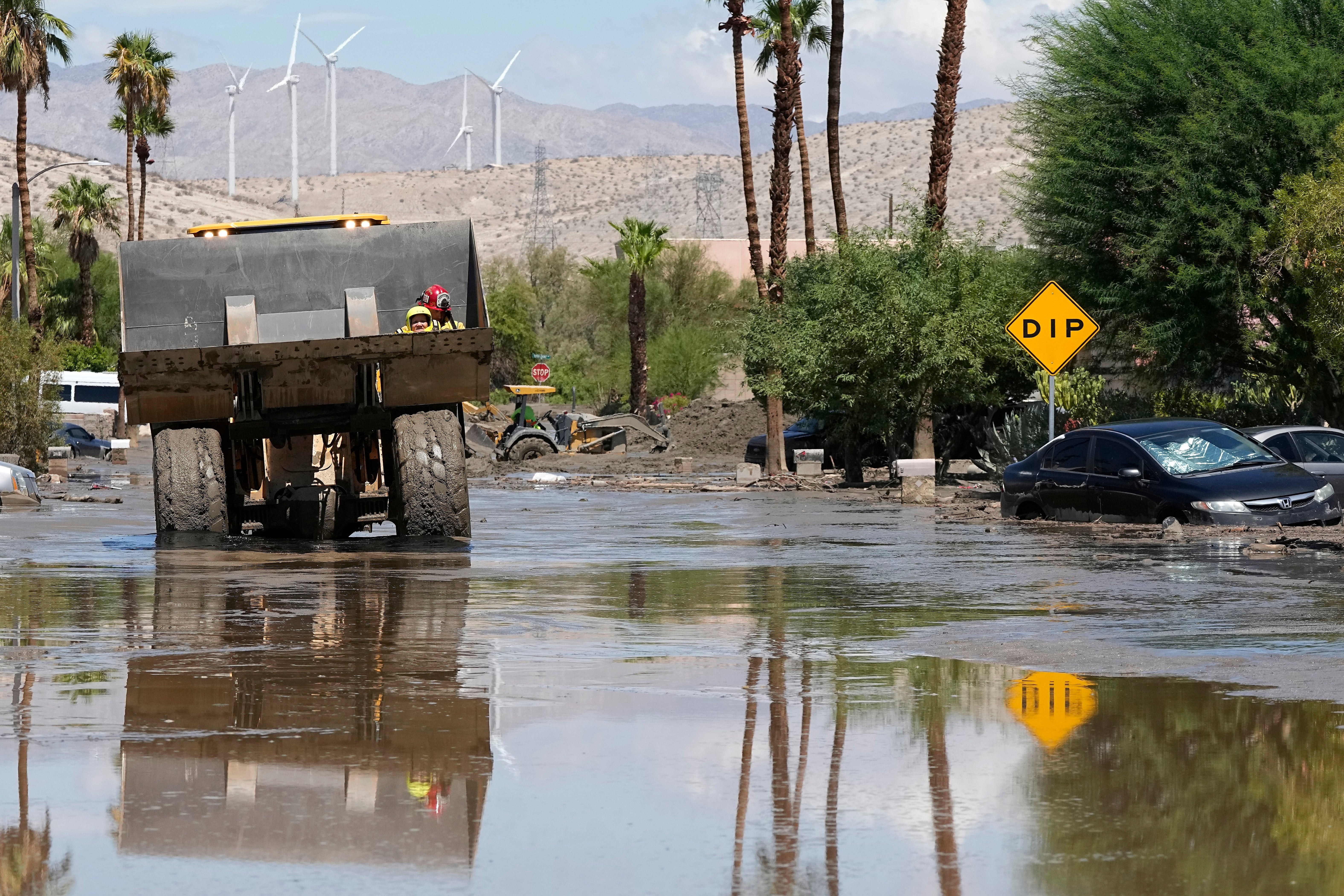 Localidades desérticas y de montaña limpian el lodo mientras la tormenta Hilary se aleja