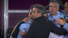 Técnico español Jorge Vilda parece manosear el seno de una entrenadora durante la final del Mundial