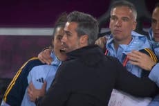 Técnico español Jorge Vilda parece manosear el seno de una entrenadora durante la final del Mundial