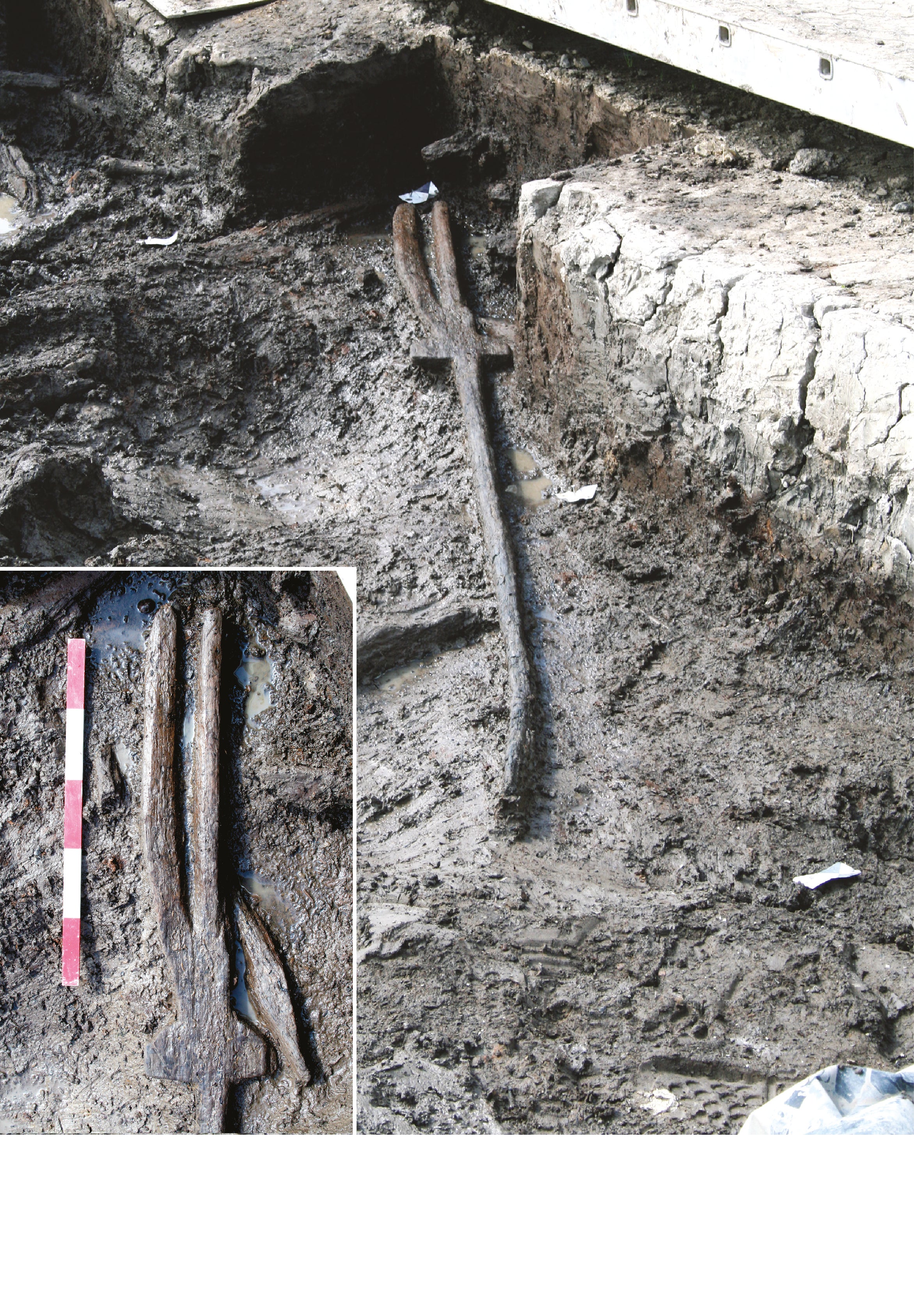 Uno de los dos tridentes de 6.000 años de antigüedad tal y como emergió del barro durante las excavaciones en Stainton West