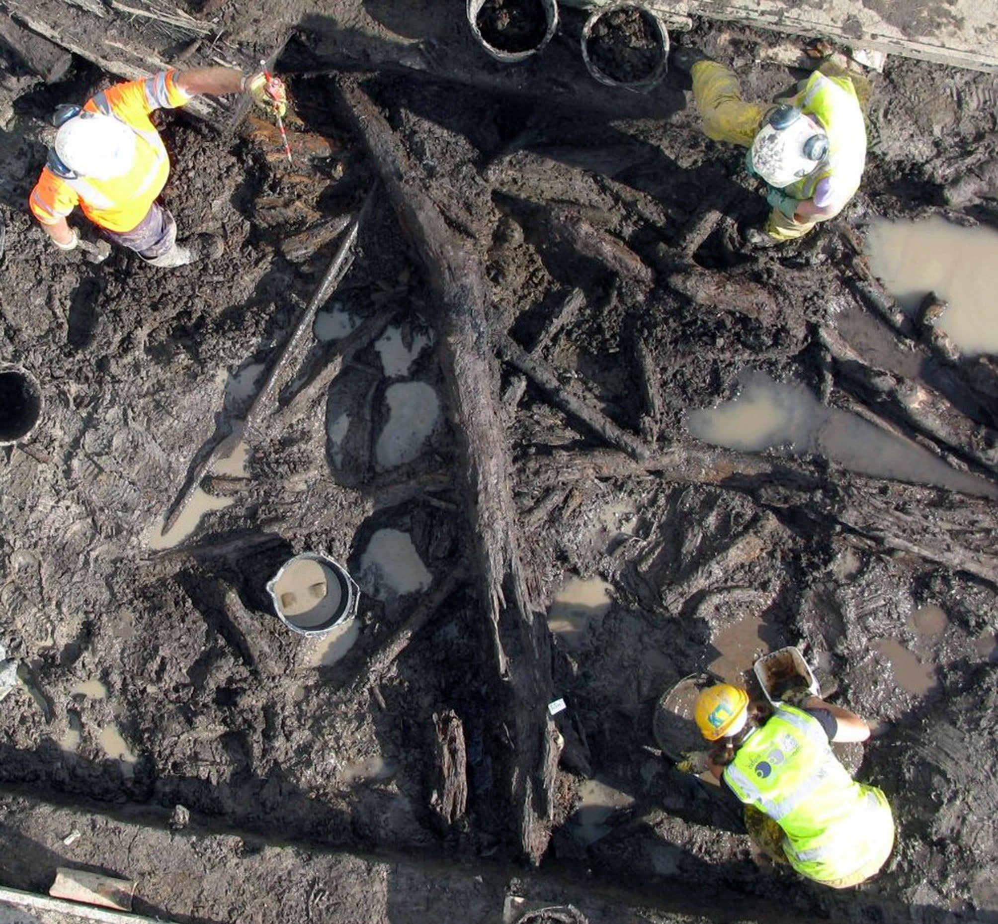 El equipo de arqueología de Oxford excava los objetos de madera excepcionalmente conservados en el suelo anegado de Stainton West, cerca de Carlisle. Estos objetos datan del Mesolítico y el Neolítico, y rara vez se hallan en tan buen estado desde la perspectiva de la conservación